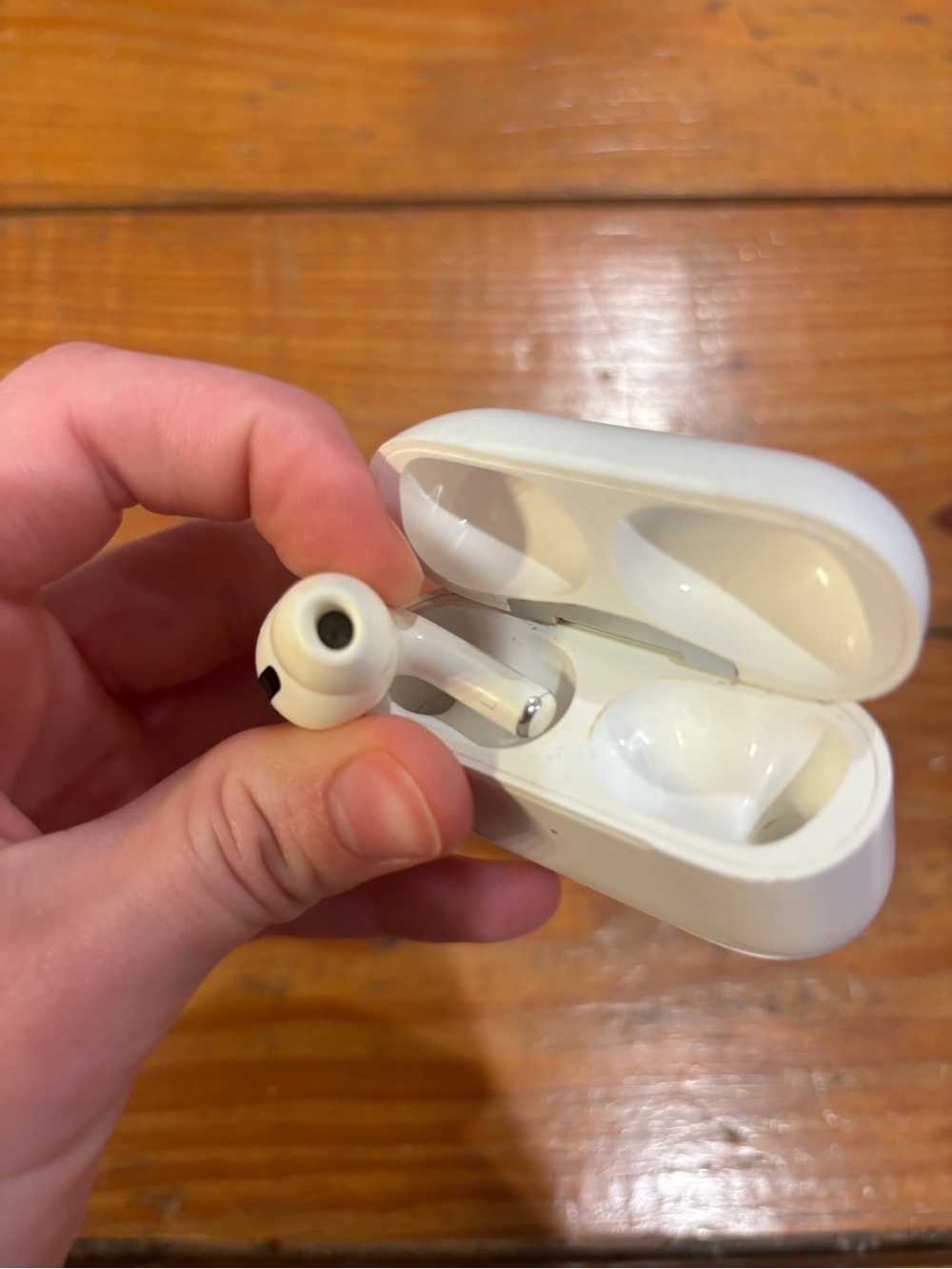 (18) AIRPODS PRO - Picture 4 of 9